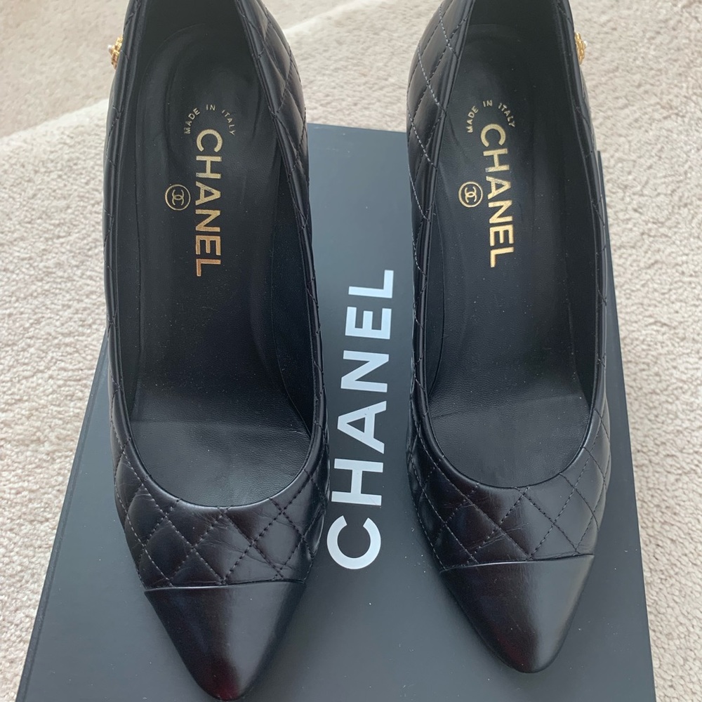 Black quilted Chanel leather pumps